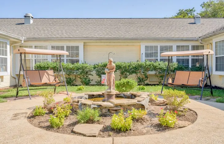 Courtyard at American House Hendersonville Senior Living Community